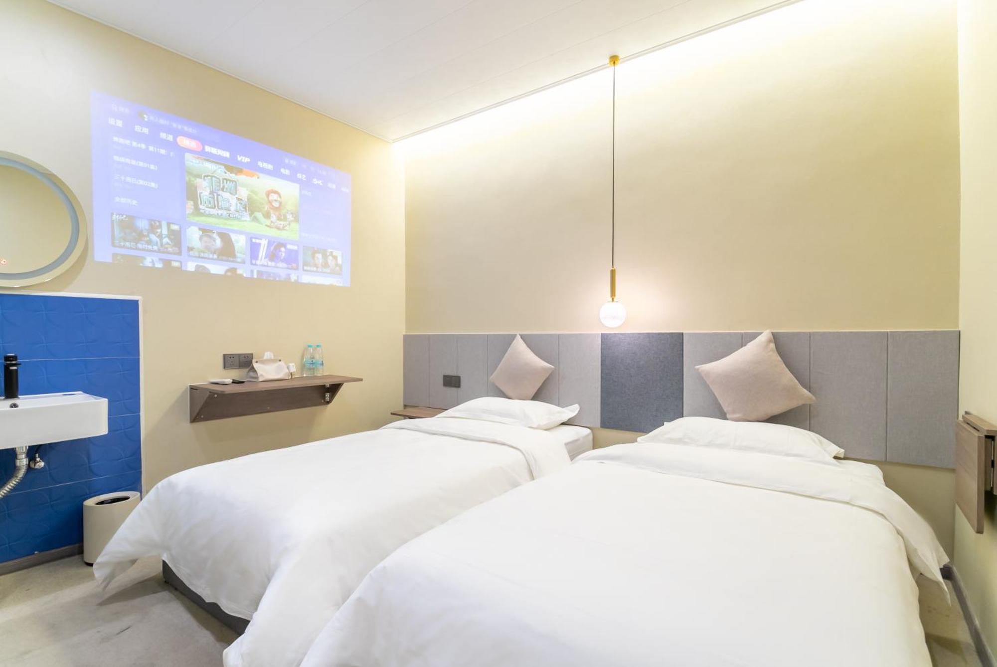 Puzzle Hotel Guangzhou Fenghuang New Village Subway Station ภายนอก รูปภาพ